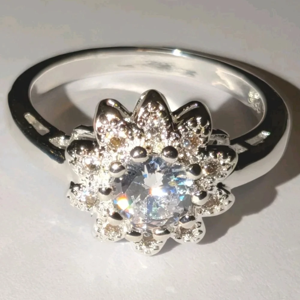 Elegant 925 Sterling Silver Floral Ring Sz 8
